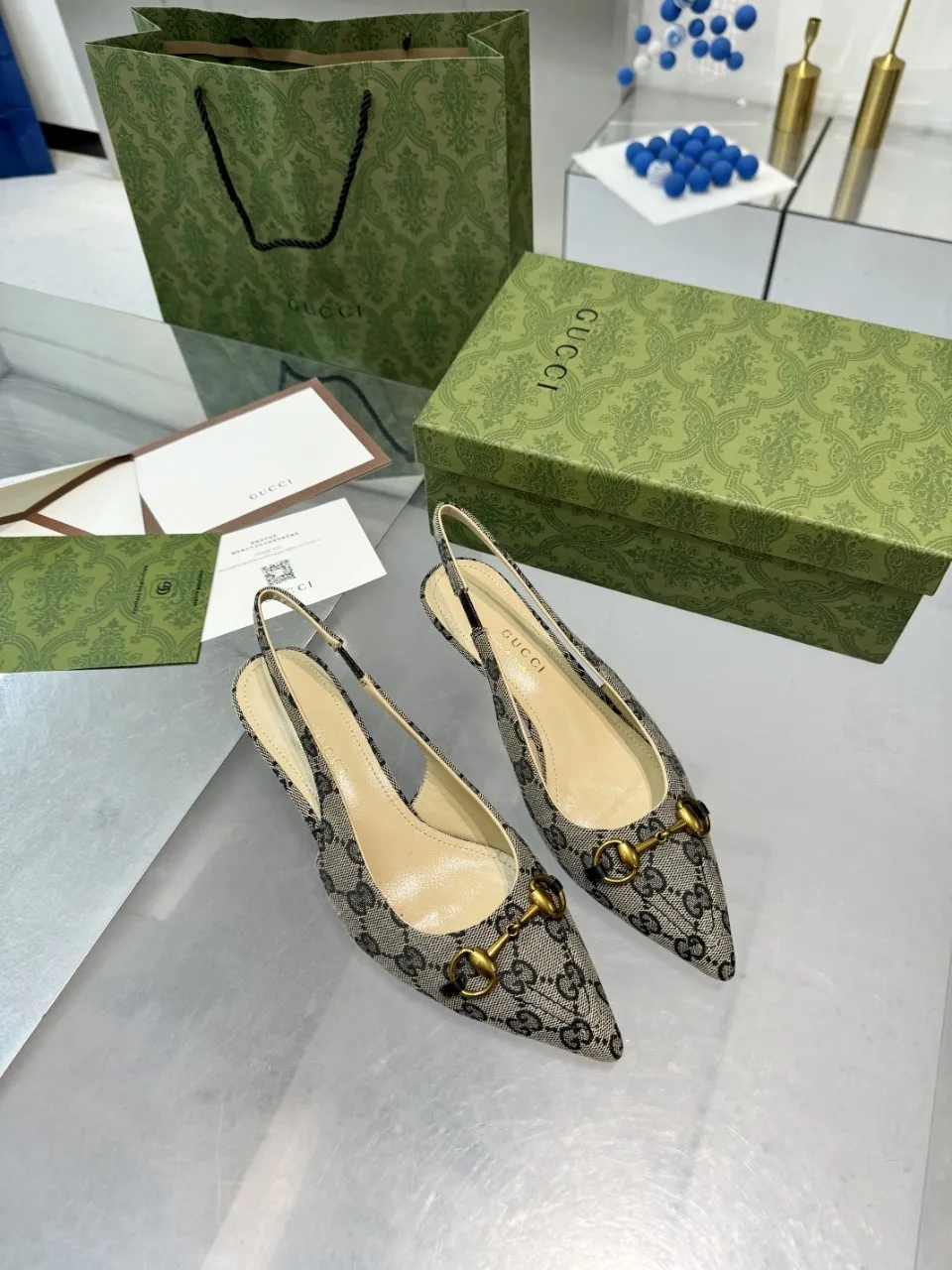 👟👟Ex-factory price 440👟👟 (genuine leather sole +40) Gucci Signoria pumps are named after the central square of Florence, recreating the classic and elegant style of the birthplace of the brand. Combining shiny patent leather with a pointed toe, these shoes are embellished with Gucci's signature chain, adding a stylish edge to your new season wardrobe. Upper: Made of first-layer imported patent cowhide/sheepskin lining. Outsole: rubber non-slip outsole/genuine leather outsole. Size: 35-42 (34/41 42 customized, non-refundable)